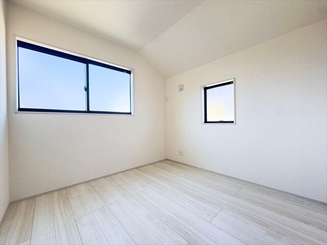 4.5帖洋室:2面採光によって、暗くなりがちな北側のお部屋を明るくしてくれます。