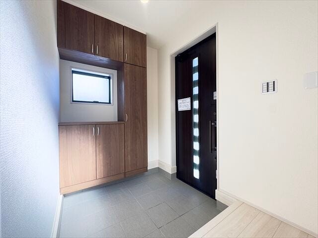 玄関:収納が天井まであるので、ご家族分の靴をすっきりと片付けることができます。小物を飾れるスペースがあるのでオシャレな玄関にすることができます。