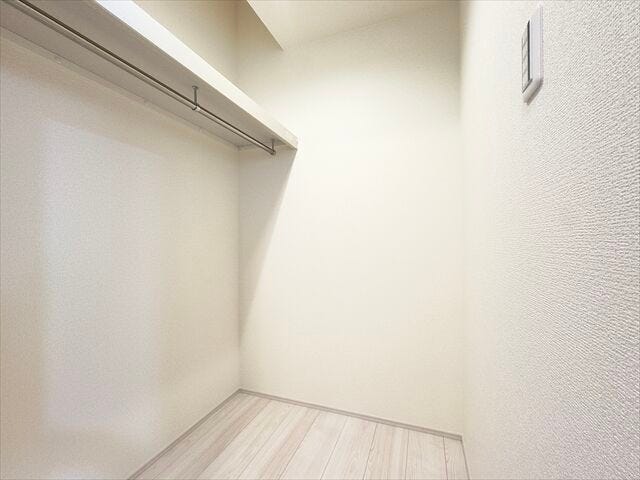 リビングにある大型のウォークインクローゼットです。ハンガーパイプと枕棚の設置があるので使いやすさアップ!床には衣装ケースを配置する事のできるゆとりもあります。