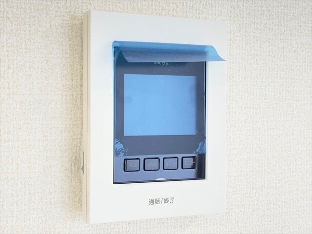 モニター付きインターホン:訪問者の顔を確認できるので防犯の効果が高まり暮らしに安心を与えてくれます。