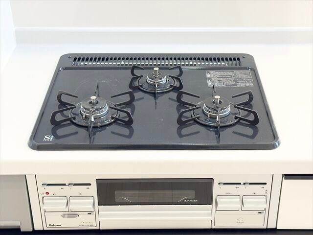 キッチン:3口ガスコンロなので一度に同時調理ができ、ご飯の準備もすぐにできそうです。