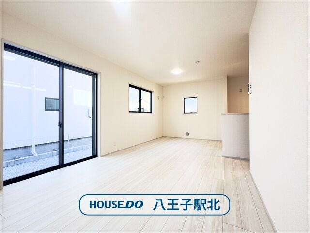 【リビング】
リビング:南向きで日当たり良好のLDK。南側に大きな窓を設置することで明るい空間です。キッチンからリビング全体が見渡せ調理しながら家族と会話も弾みそう。