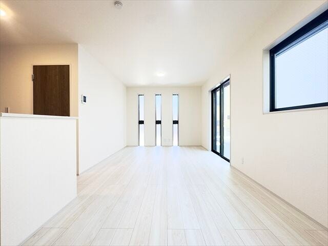 リビング:2面採光なので日当たりがいいのはもちろん、風通しも良好なのでご家族憩いの場のリビングが気持ちの良い空間になっています。