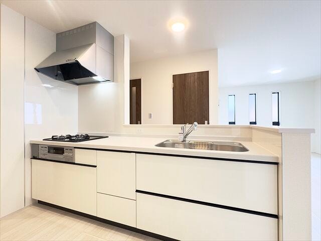 キッチン:カウンタースペースがあるので、出来立てのお料理の一時置き場や、食べ終わったお皿の一時置き場など多用に使うことができそうです。