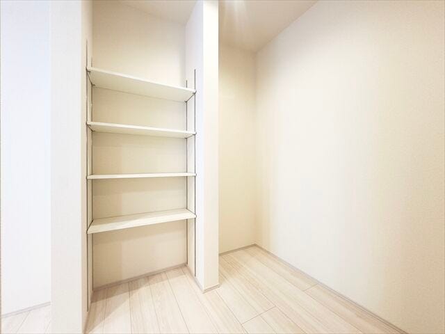 パントリー:キッチンからすぐ届く位置にパントリーが設けてあります。食器や食用品のストックなどを入れておけるので重宝します♪