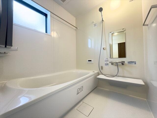 浴室:広めの浴槽なので、お子様とのバスタイムを楽しむことができそうです。一人でのバスタイムでもゆったり過ごすことができ、1日の疲れもしっかり癒すことができそうです。