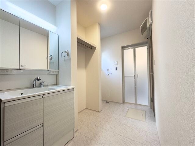 洗面所:三面鏡の裏は収納になっているので、歯ブラシや化粧品など細々した物をしまうことができます。すっきり片付くので、お掃除もはかどりそうです。