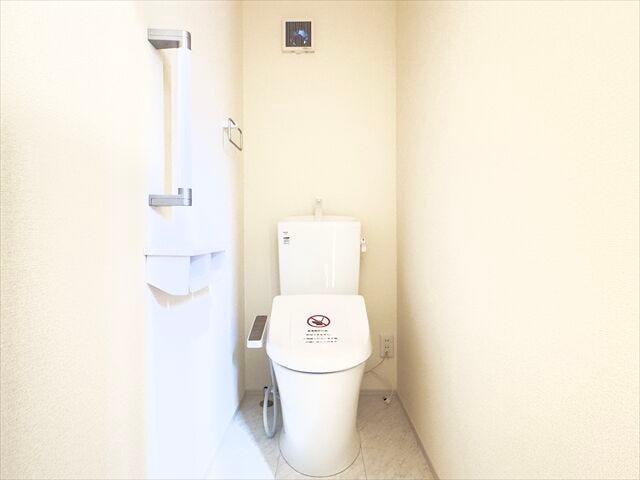 トイレ:トイレにはウォシュレット機能付です。寒い時期も便座を温かくでき安心して座ることができますね。