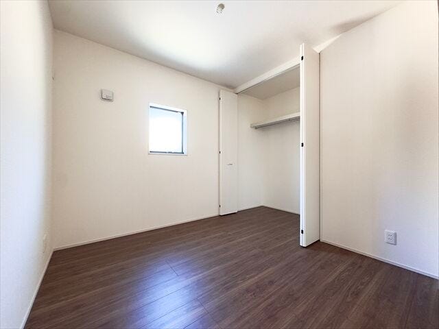 4.5帖洋室:小ぶりなお部屋ですが、収納もしっかりとあるので、お部屋を広く使えます。