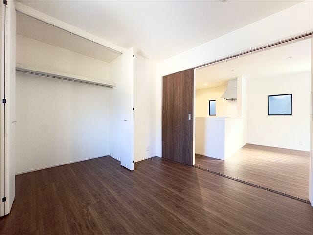 4.5帖洋室:LDK隣接でキッチンにいてもご家族の様子を見ることができます。収納スペースもしっかりあるので、お布団などをしまうことができます。