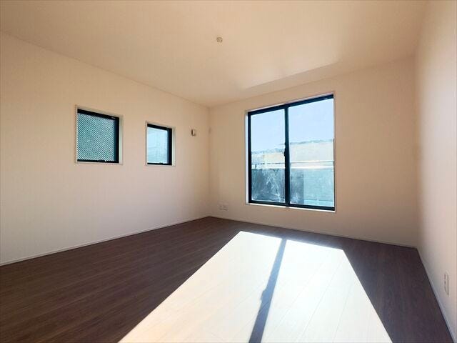 9帖洋室:広々としたお部屋なので、ご夫婦の寝室としてもお使いいただけそうです。南側の窓から日差しが入りプライベートの時間も気持ちよく過ごすことができそうです。