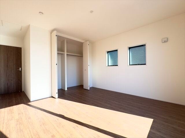 9帖洋室:収納がしっかりあるので、お部屋を広くお使いただけます。小物なども収納できるのでレイアウトも楽しむことができそうです。