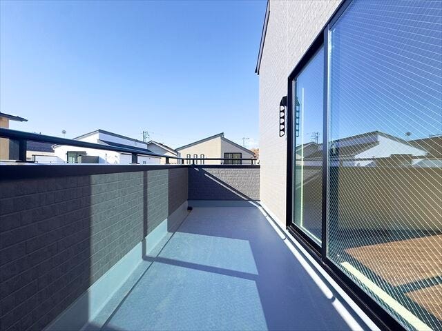 バルコニー:横幅のあるバルコニーはベンチを置いて、憩いの場としても活躍しそうです。
