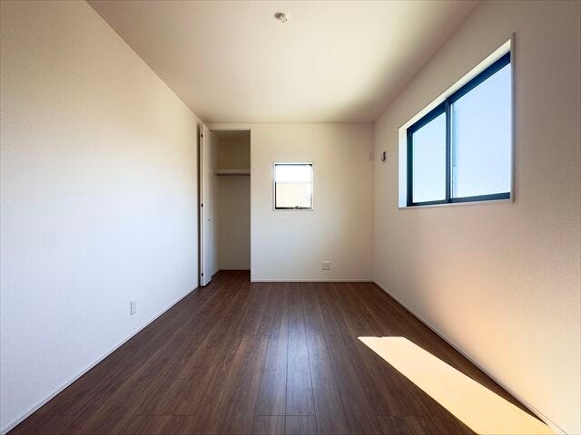 7.5帖洋室:全居室に収納完備!2面採光で窓から光が照らし、室内を明るくしてくれます。