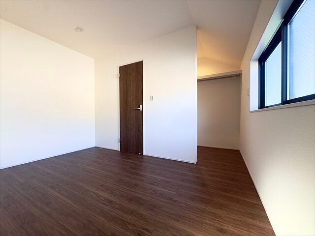 6帖洋室:ウォークインクローゼット付きの洋室です。木の優しい肌触りのフローリングがリラックスできる空間を演出しています。