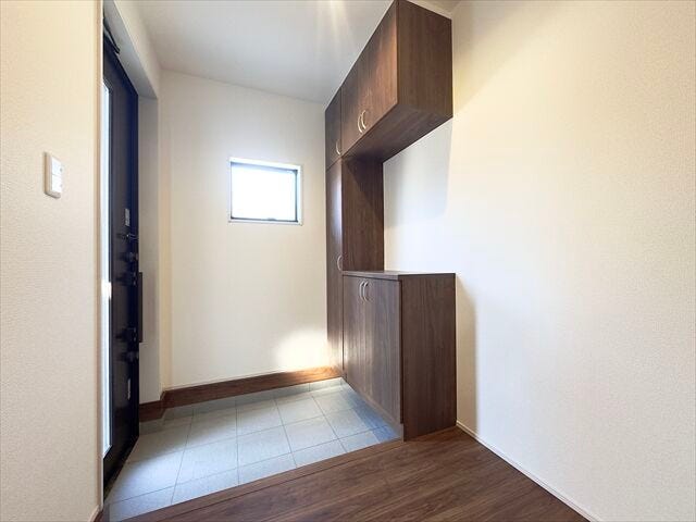 玄関:収納が天井まであるので、ご家族分の靴をすっきりと片付けることができます。小物を飾れるスペースがあるのでオシャレな玄関にすることができます。