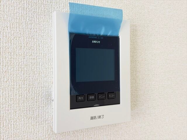 モニター付きインターホン:訪問者の顔を確認できるので防犯の効果が高まり暮らしに安心を与えてくれます。