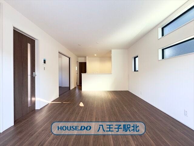 【リビング】
リビング:南向きの広々16帖のLDKなので、毎日明るく爽やかな空間でご家族で過ごしていただけます。カウンターキッチンなのでコミュニケーションも自然と増えます。