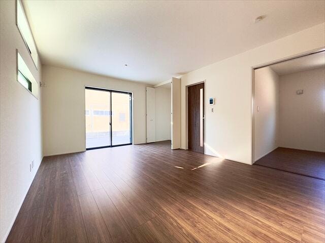 リビング:LDKには4.5帖洋室が隣接していますので、扉を開放しておくことでより広々とした空間を使用することができます!