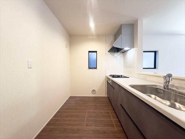 キッチン:窓があり日差しを入れてくれるので、日中は電気をつけなくても明るい空間になっています。後ろ側のスペースにはカップボードを置くことができます。