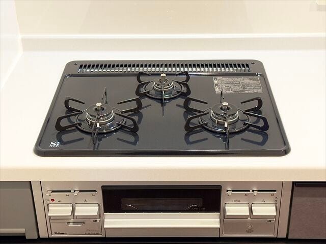 キッチン:3口ガスコンロなので一度に同時調理ができ、ご飯の準備もすぐにできそうです。