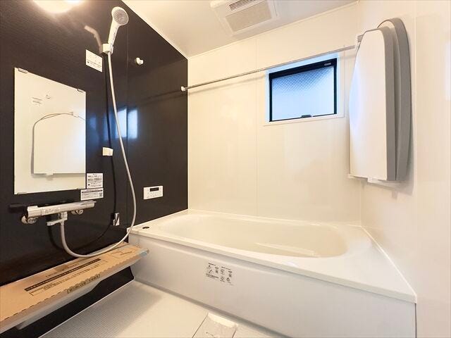 浴室:広めの浴槽なので、お子様とのバスタイムを楽しむことができそうです。一人でのバスタイムでもゆったり過ごすことができ、1日の疲れもしっかり癒すことができそうです。