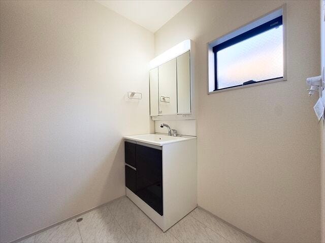 洗面所:洗面台には収納もしっかりついていますので、洗剤やシャンプーなどのストックもできます。大きな鏡で朝の身支度も楽々♪