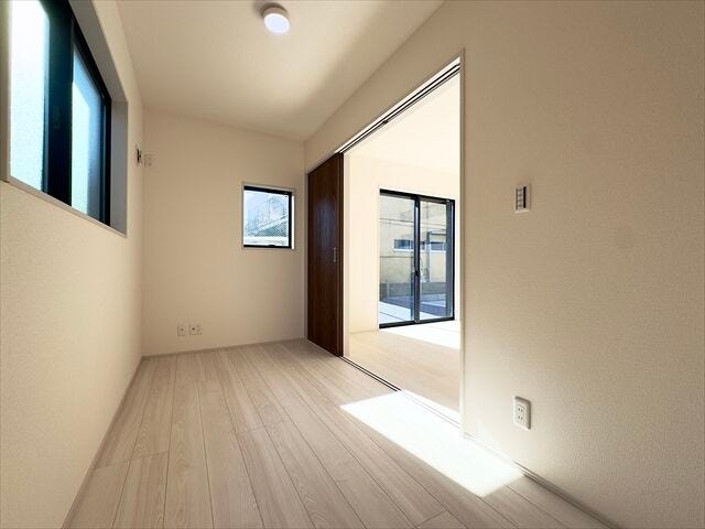 4帖洋室:LDKに隣接していて、普段はお子様の遊び場やお昼寝のスペースとしてお使いいただけます。来客時には寝室としてお使いいただけます。