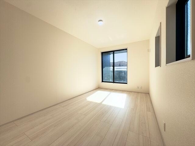 8帖洋室:広々としたお部屋なので、ご夫婦の寝室としてもお使いいただけそうです。南側の窓から日差しが入りプライベートの時間も気持ちよく過ごすことができそうです。