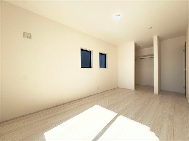 8帖洋室:ウォークインクローゼット付きの洋室です。木の優しい肌触りのフローリングがリラックスできる空間を演出しています。