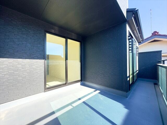 バルコニー:南向きのバルコニーで、晴れた日は気持ちよくお洗濯を干せそうです。2ヶ所の窓から出入りできるので効率よく家事ができそうです。