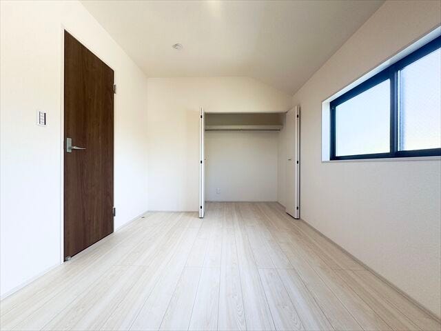 6帖洋室:収納がしっかりあるので、お部屋を広くお使いただけます。小物なども収納できるのでレイアウトも楽しむことができそうです。