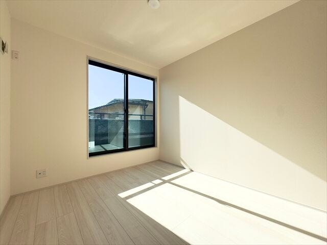 5.3帖洋室:バルコニーへ出入りのできる洋室。大型の寝具なども直接バルコニーで干すこともできますね。