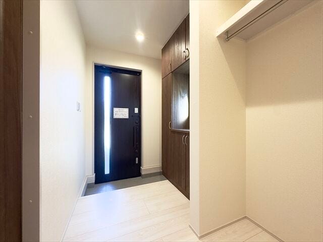 玄関:廊下と玄関ホールの段差があまりなく、小さなお子様もご年配の方にも出入りのしやすい玄関。玄関ドアから明るい光の入る玄関スペースです。