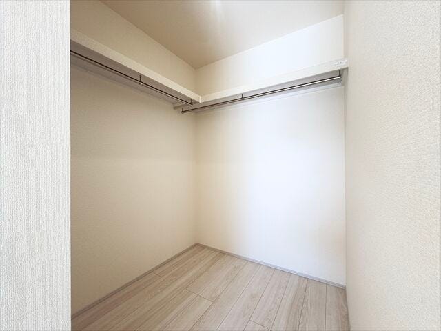 大型のウォークインクローゼットです。ハンガーパイプと枕棚の設置があるので使いやすさアップ!床には衣装ケースを配置する事のできるゆとりもあります。