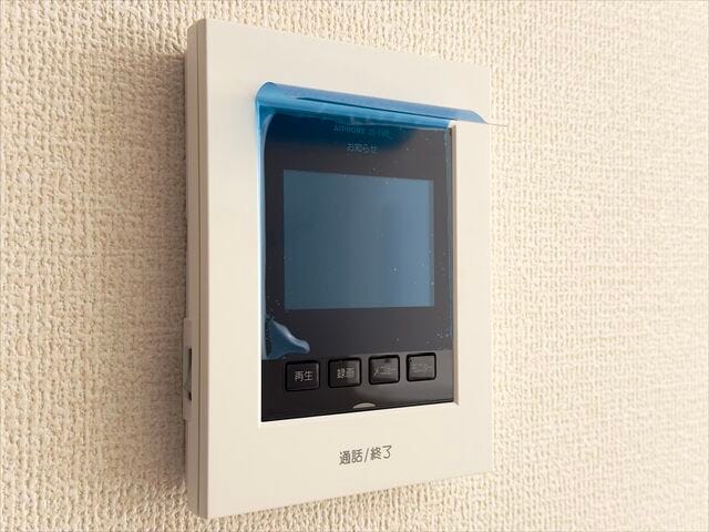 モニター付きインターホン:訪問者の顔を確認できるので防犯の効果が高まり暮らしに安心を与えてくれます。