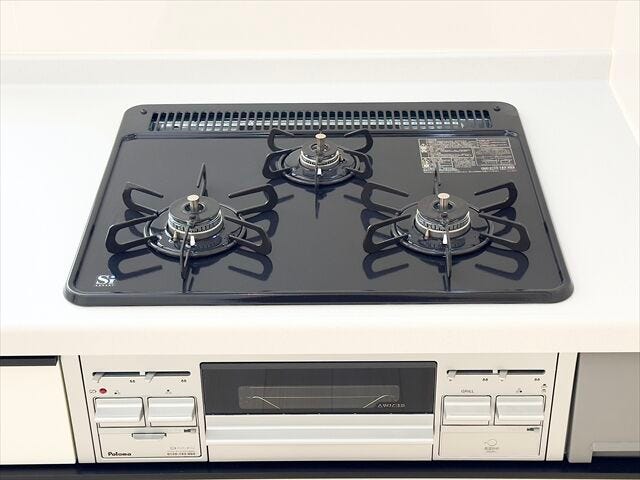 キッチン:3口ガスコンロなので一度に同時調理ができ、ご飯の準備もすぐにできそうです。