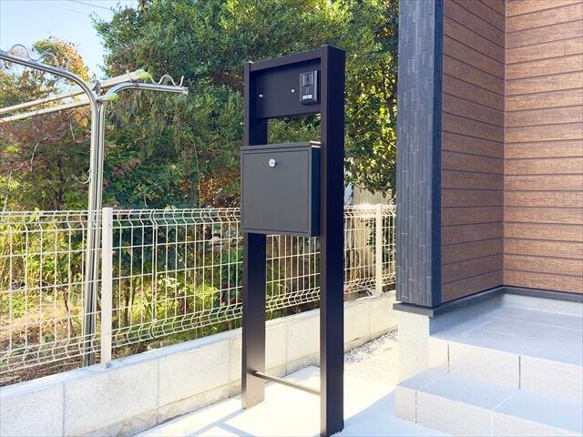 インターホンとポストが一体になっており、スッキリとオシャレです。