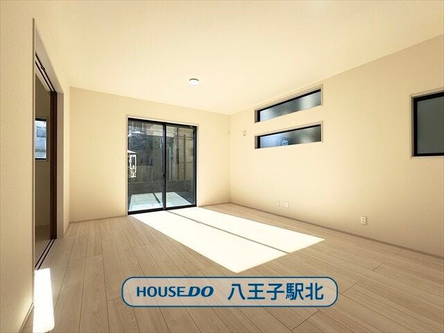 【リビング】
リビング:南向きの大きめの窓を含む2面採光なので日当たり・風通し良好です。ご家族で気持ちよく過ごすことができますね。