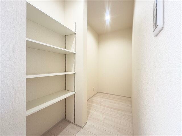 パントリー:キッチンからすぐ届く位置にパントリーが設けてあります。食器や食用品のストックなどを入れておけるので重宝します♪