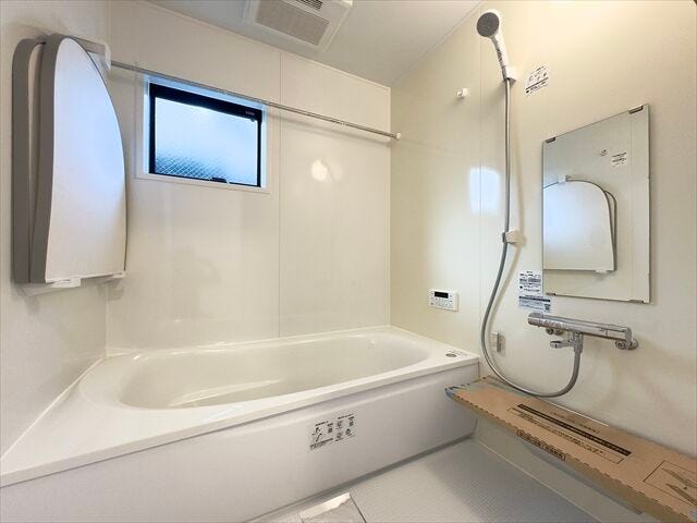 浴室:広めの浴槽なので、お子様とのバスタイムを楽しむことができそうです。一人でのバスタイムでもゆったり過ごすことができ、1日の疲れもしっかり癒すことができそうです。