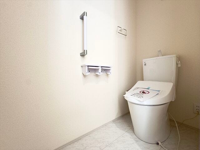 トイレ:白を基調としたシンプルな壁紙のトイレになります。2階にも設置されているのでお部屋からの移動も短縮できますね。