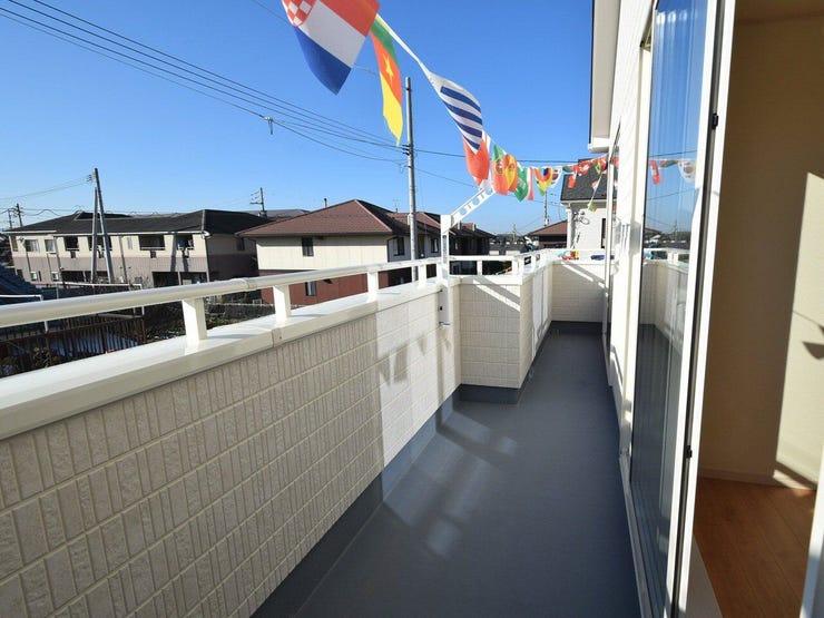 南面バルコニー
ナチュラルな雰囲気のバルコニーは、家族でのんびり過ごす時間やお洗濯にも使いやすい空間。風通しが良く、清々しい空間を保てます。