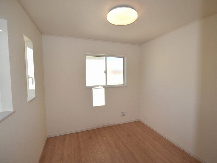 2F 洋室5.25帖
明るく清潔感のある洋室は、収納も取り入れやすく、お子さまが自分の空間として大切にできるお部屋です。