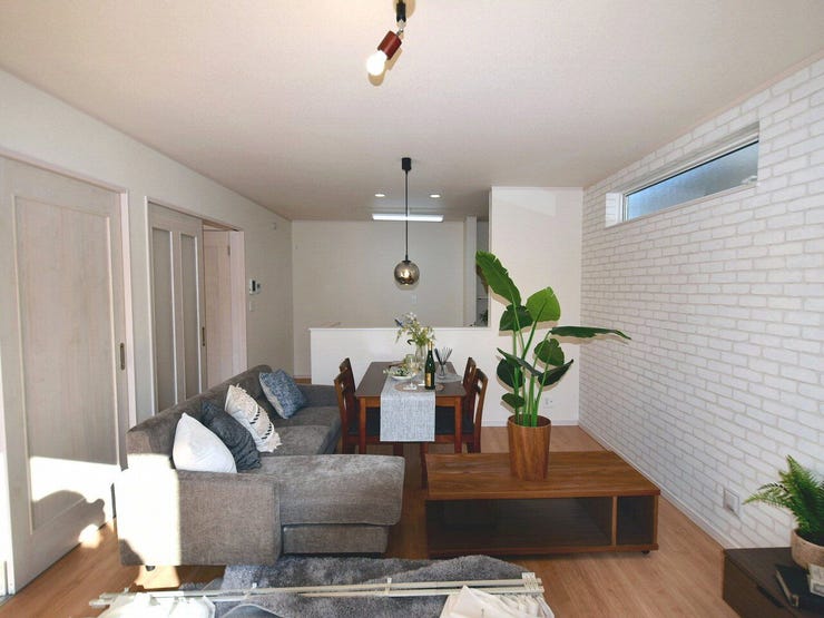 LDK15帖
窓が大きく、風通しも良いリビングです。家族みんなでのんびり過ごせる快適な空間で、家具のレイアウトも自由に楽しめます。