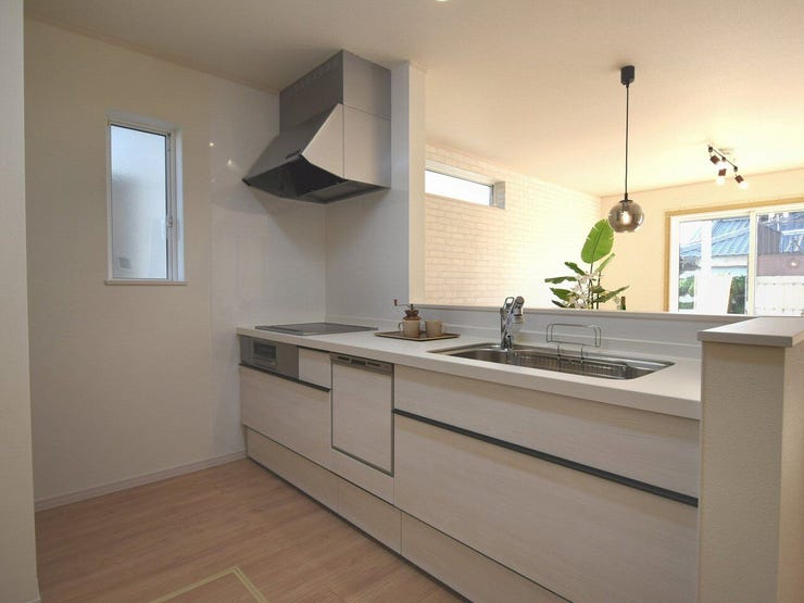 対面キッチン
リビングが見渡せるカウンターキッチン!設備も充実していて毎日のお料理が楽しくなります。