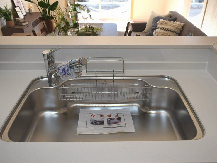 キッチンシンク
清潔感のあるシンクは、深さも十分で大きなお鍋やフライパンも楽に洗えます。水はねしにくいのも嬉しいポイント。毎日の家事が楽しくなります。