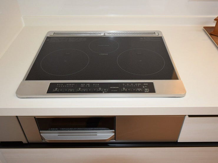 IHクッキングヒーター
安全で操作が簡単な三口IHコンロは、子育て家庭でも安心。毎日の料理が快適に行える設備です。