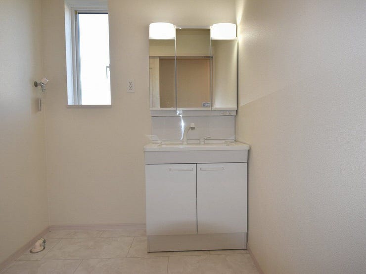 洗面所
シンプルで使いやすいデザインの洗面台です。清潔感のあるホワイトカラーで、毎日の生活に馴染みやすく、ご家族みなさまにとって快適な空間になっています。