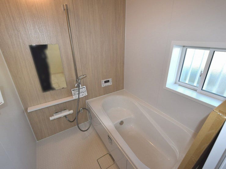 浴室
ゆったりとした浴槽は、お子さまと一緒の入浴にも便利。追い焚き機能付きで、ご家族の生活リズムに合わせていつでも温かいお風呂を楽しめます。